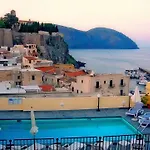 Meligunis 4* ليباري